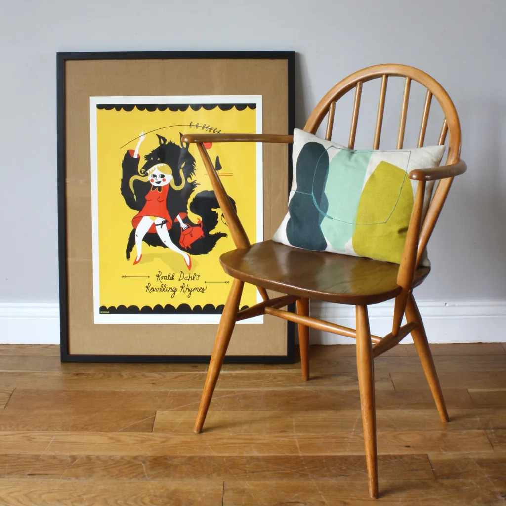 A single, Ercol 370A carver dining that's in superb, original condition, for use at the kitchen table, at a desk or as an occasional seat in any space. One of the most popular and enduring chair designs in the Ercol Windsor range, the 370 and 370A were made between 1957 and 1982. This particular one dates from the 1960s. It's a fine-looking piece made from solid British elm and beech ‘blond’ woods with six back spindles and a generous seat height and width, providing great comfort. With its upturned, welcoming arms, this is classic, vintage Ercol at its best.

&nbsp;